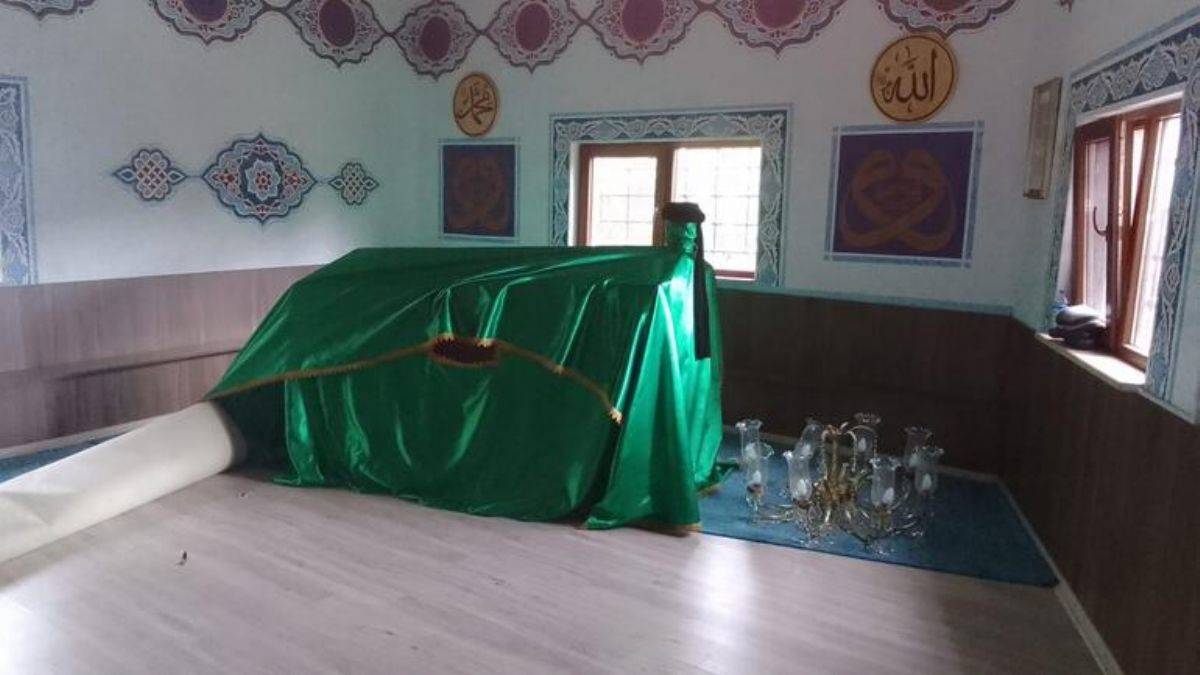 Çorum'da yıkılan türbedeki kemikler çıkarıldı