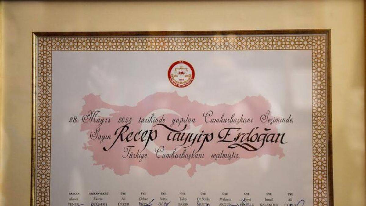 Cumhurbaşkanı mazbatası Şentop'a teslim edildi