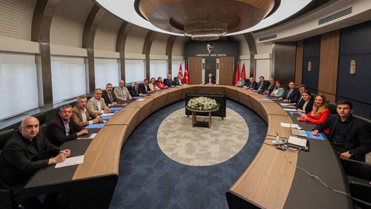 CHP'de MYK üyeleri istifa etti