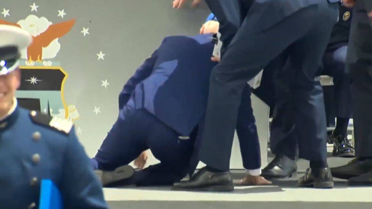 Biden yine düştü!