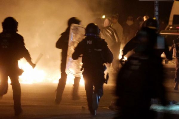 Almanya'da polis ile göstericiler arasında çatışma çıktı