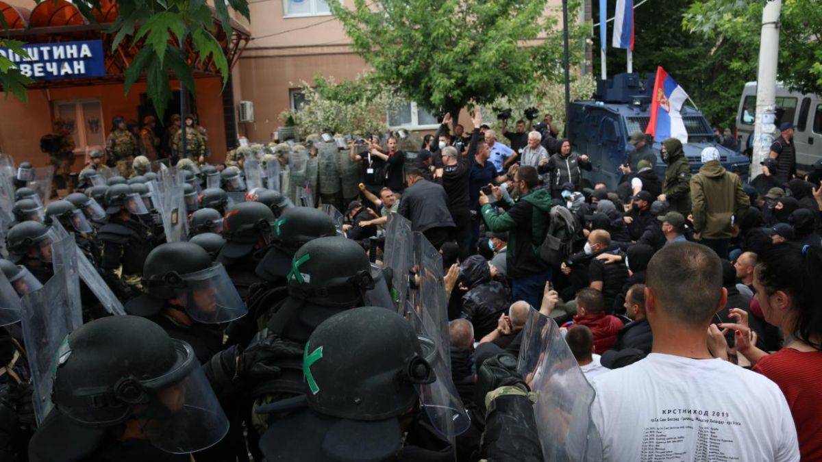 AB'den Kosova'daki gerginlik için uyarı