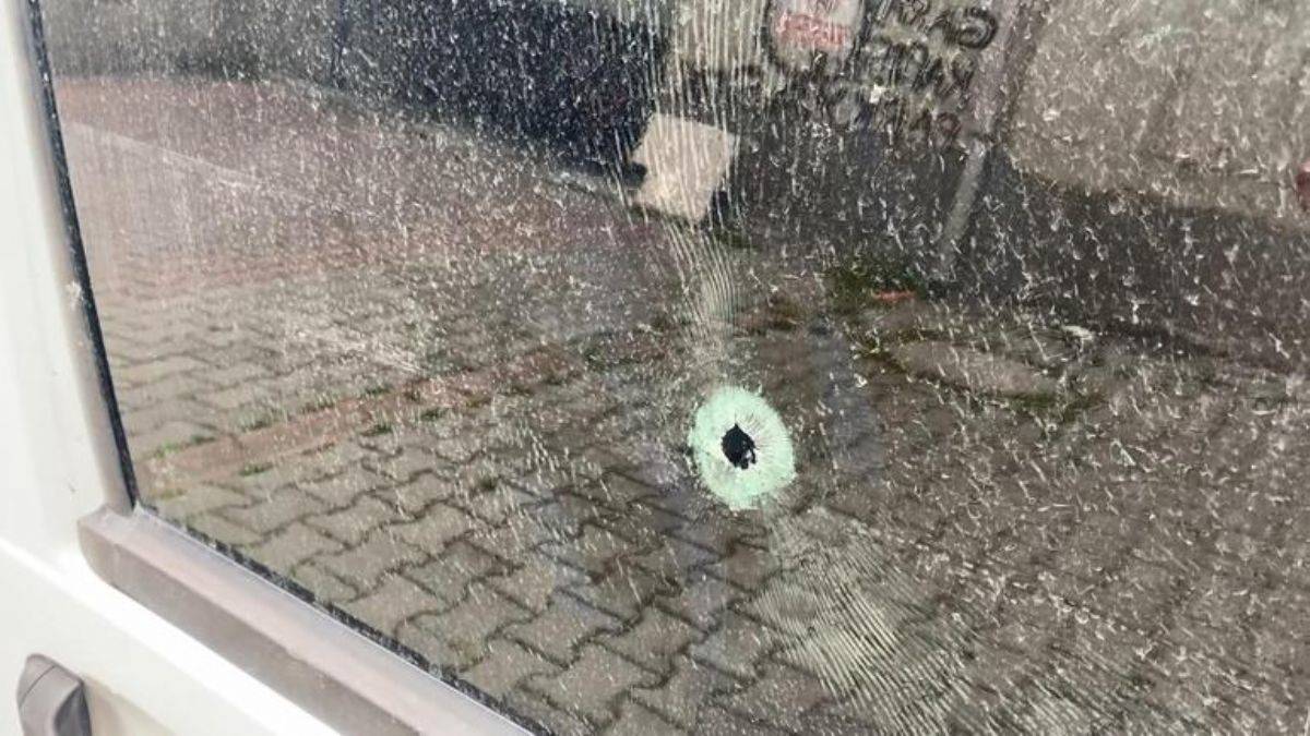 Gece vakti çok sayıda araç kurşunlandı