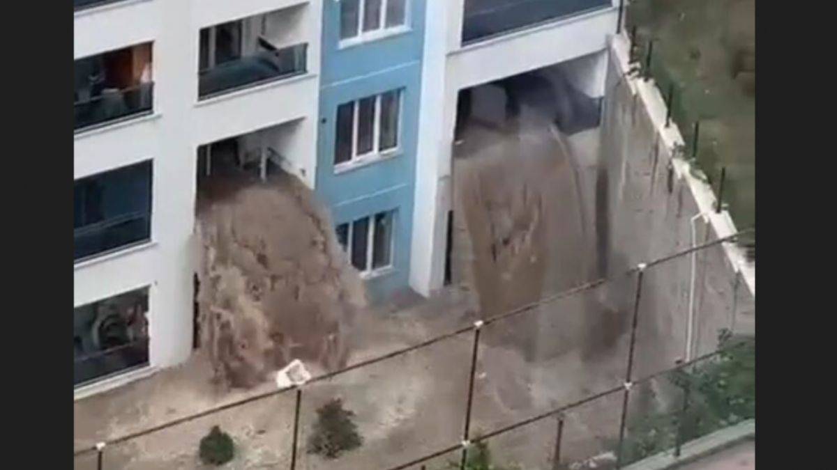 Her yağmurda şelaleye dönen bina