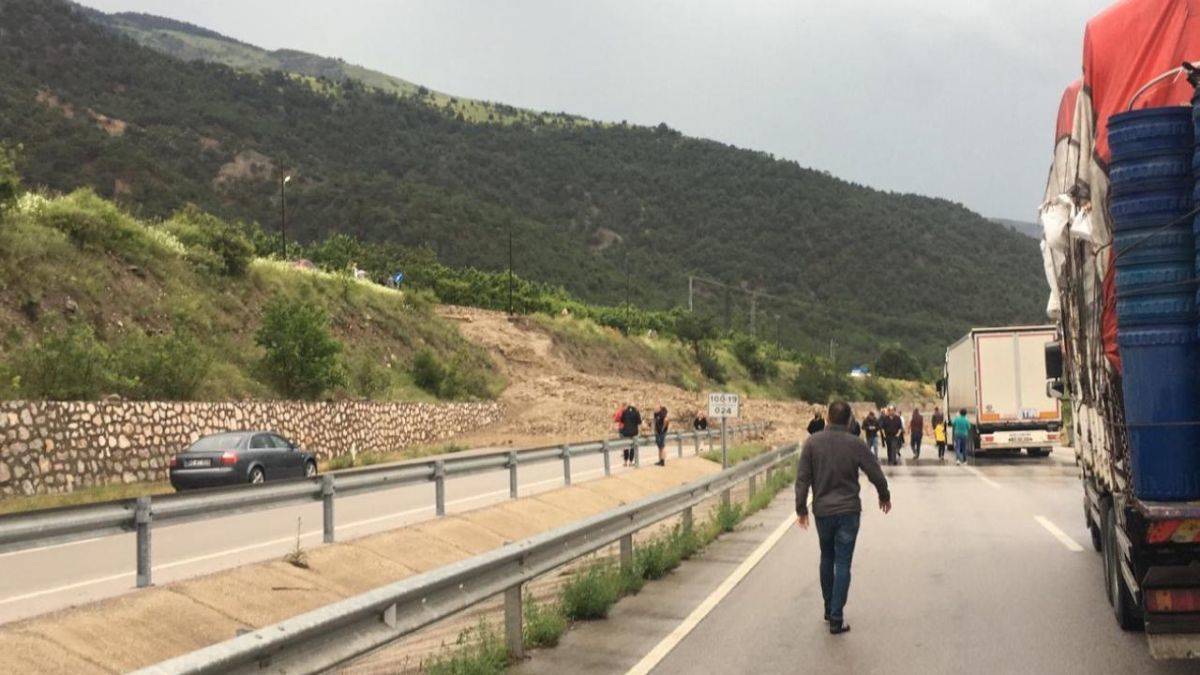 Yağış nedeniyle Taşova-Amasya kara yolu ulaşıma kapandı