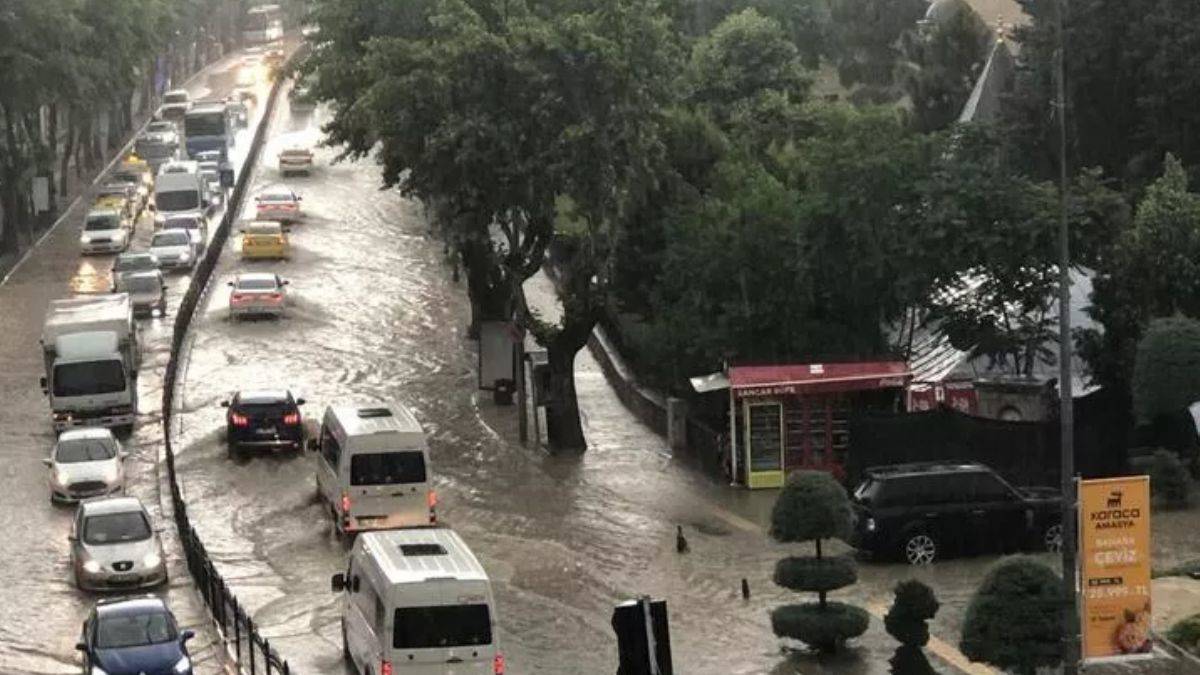 Amasya'da yollar göle döndü, ev ve iş yerlerini su bastı