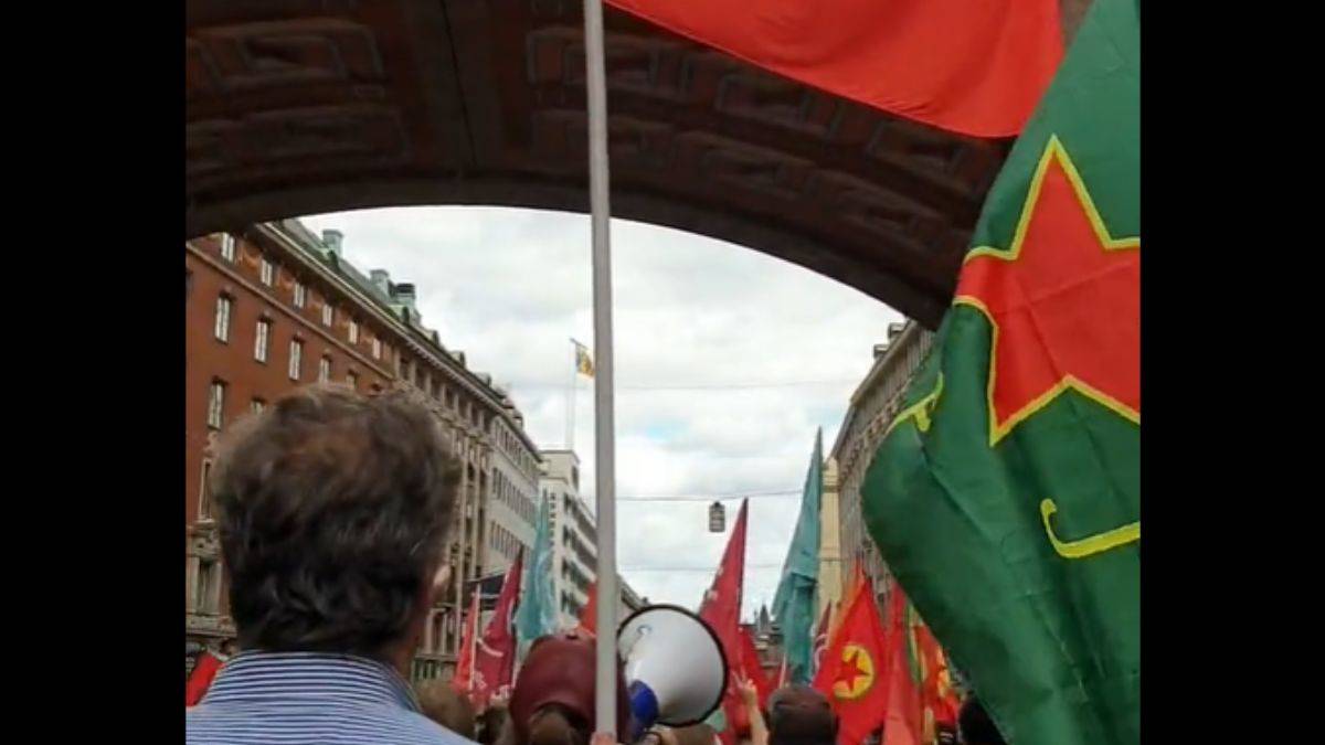 İsveç'te polis korumasında PKK gösterisi