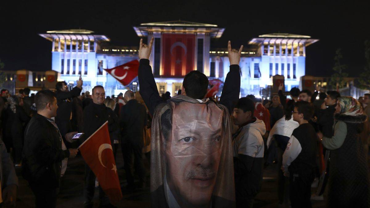 'Diktatör Erdoğan aniden meşru lider oluverdi'