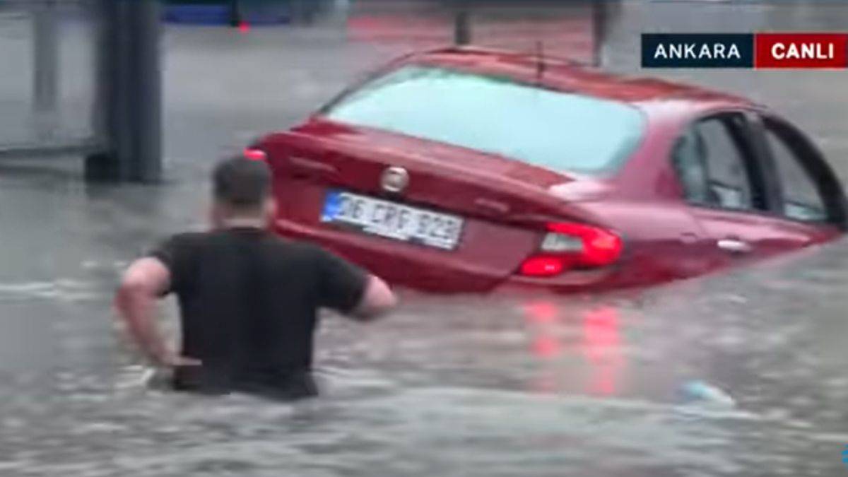 Ankara sele teslim! Sular araçları böyle yuttu!