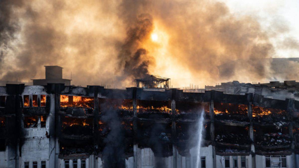 İstanbul'daki yangın söndürülemedi, bina çöktü