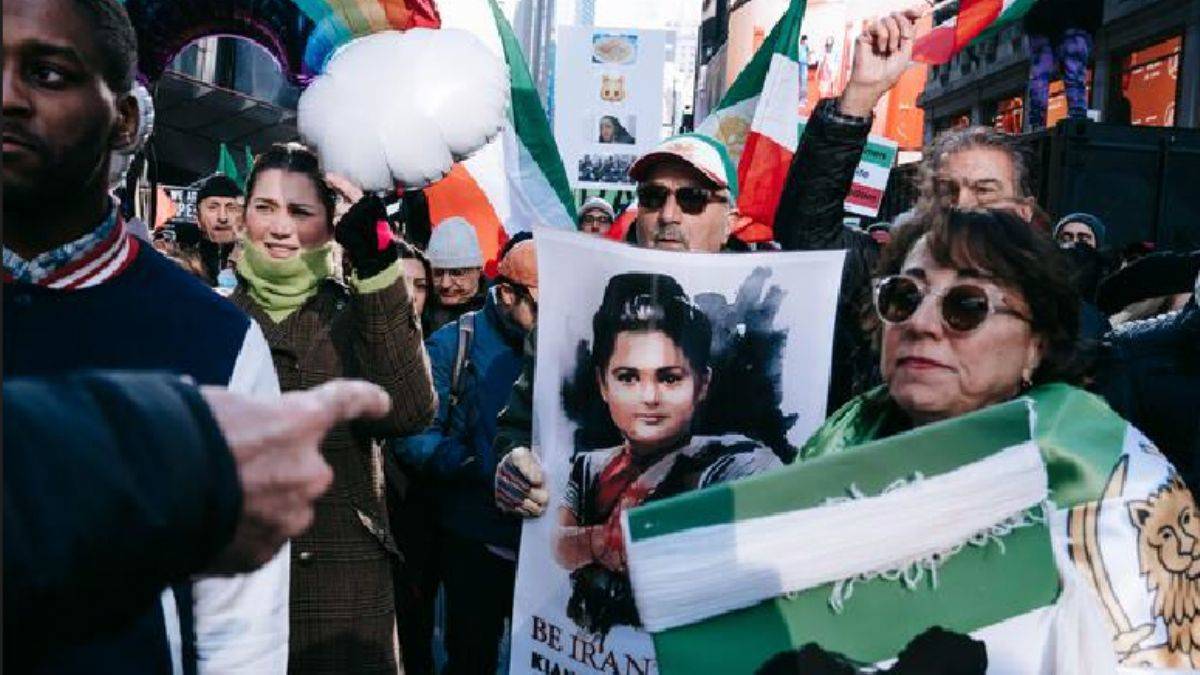 Akrabası öldürülen İranlı, polisi aracıyla ezdi
