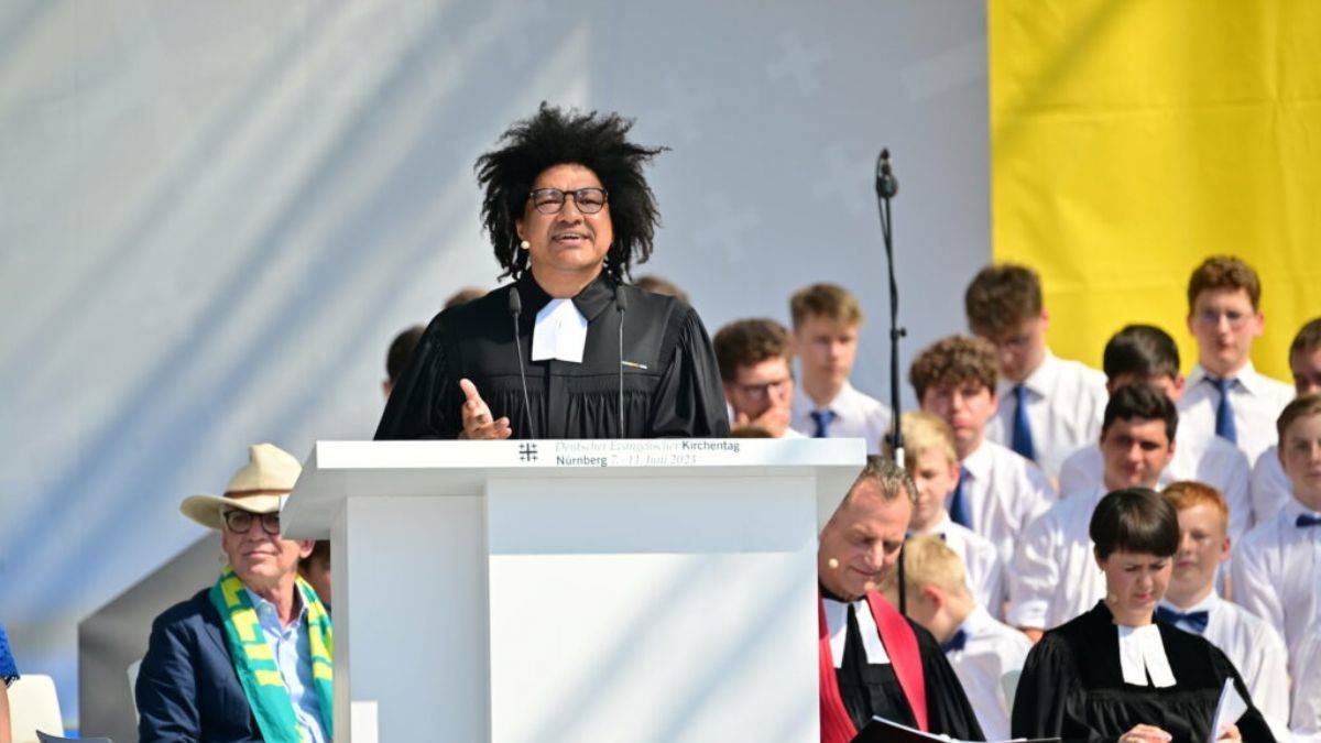 LGBT'yi savunan papaz, Hristiyanları kiliseden kaçırttı