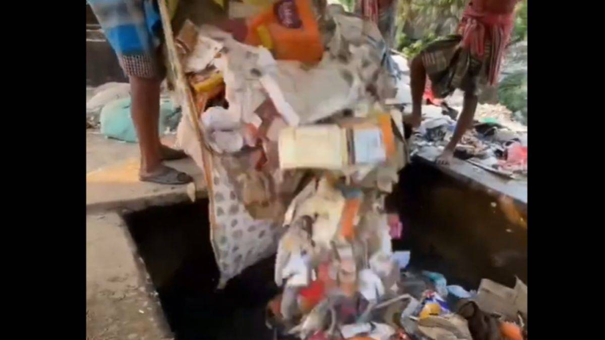 Atık kağıtları geri dönüştürme yöntemi ile mukavva yapıyorlar