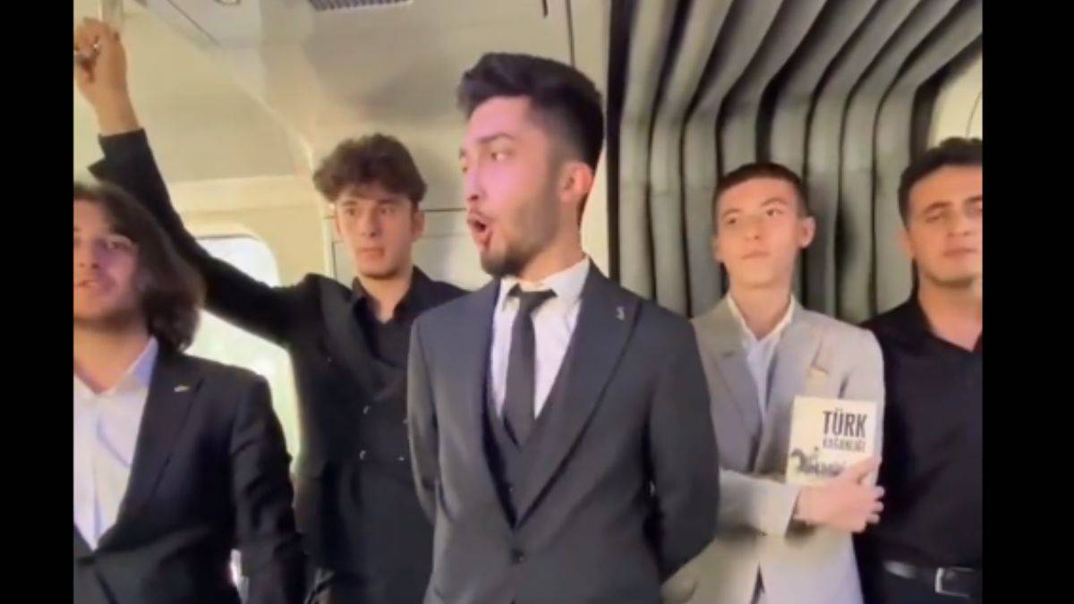 Metroda tuhaf “andımız” eylemi