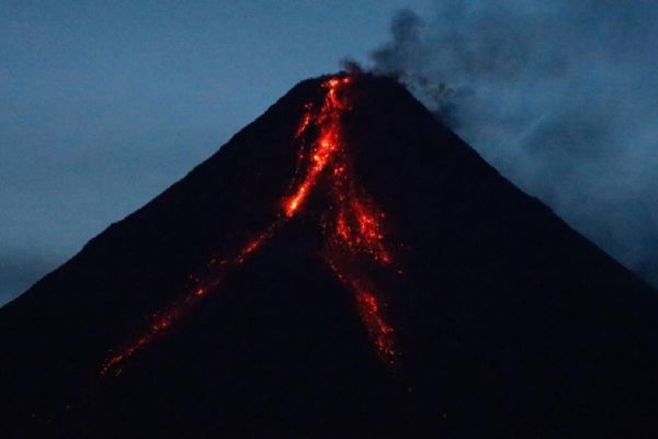 Mayon Yanardağı'ndaki volkanik akıntı aylarca devam edebilir