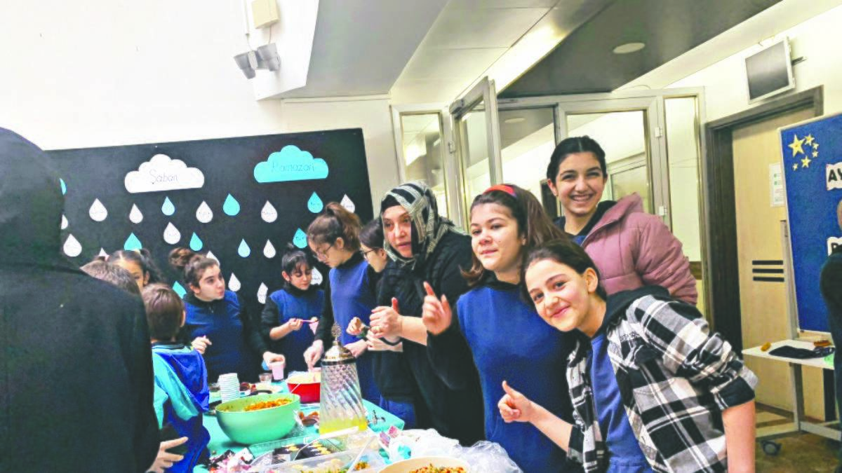 İstanbul Kız Anadolu İmam Hatip Lisesi öğrencileri depremzedeler için kermes düzenledi