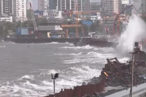 Biparjoy fırtınasının yarın Pakistan'ı vurması bekleniyor