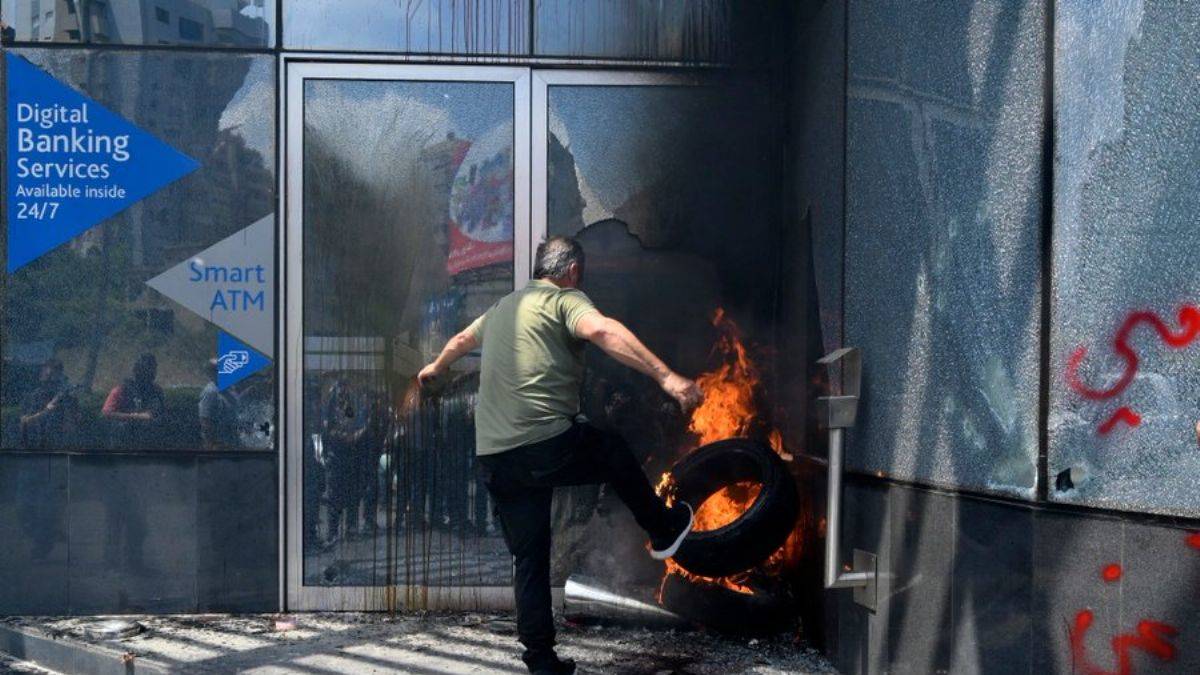 Lübnan'da öfke günü! Bankalara saldırdılar
