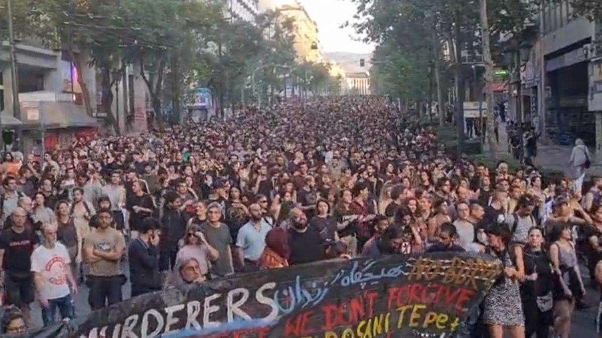 Yunan halkı göçmenler için sokaklara döküldü