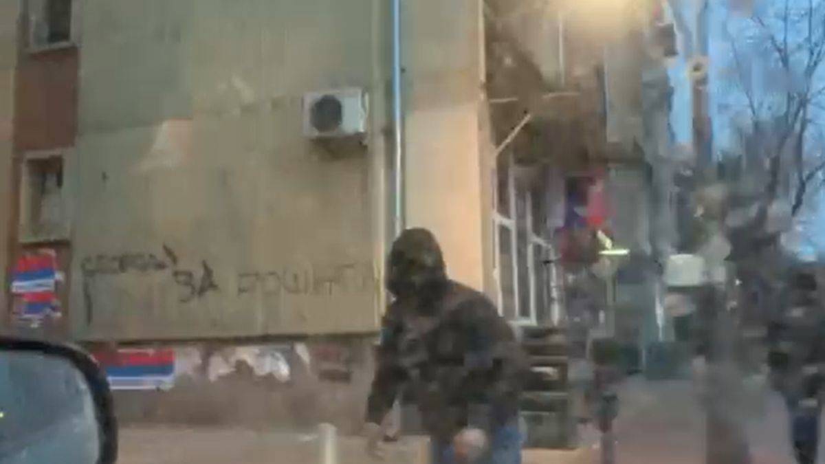 Kosovalı gazetecilere maskeli saldırı