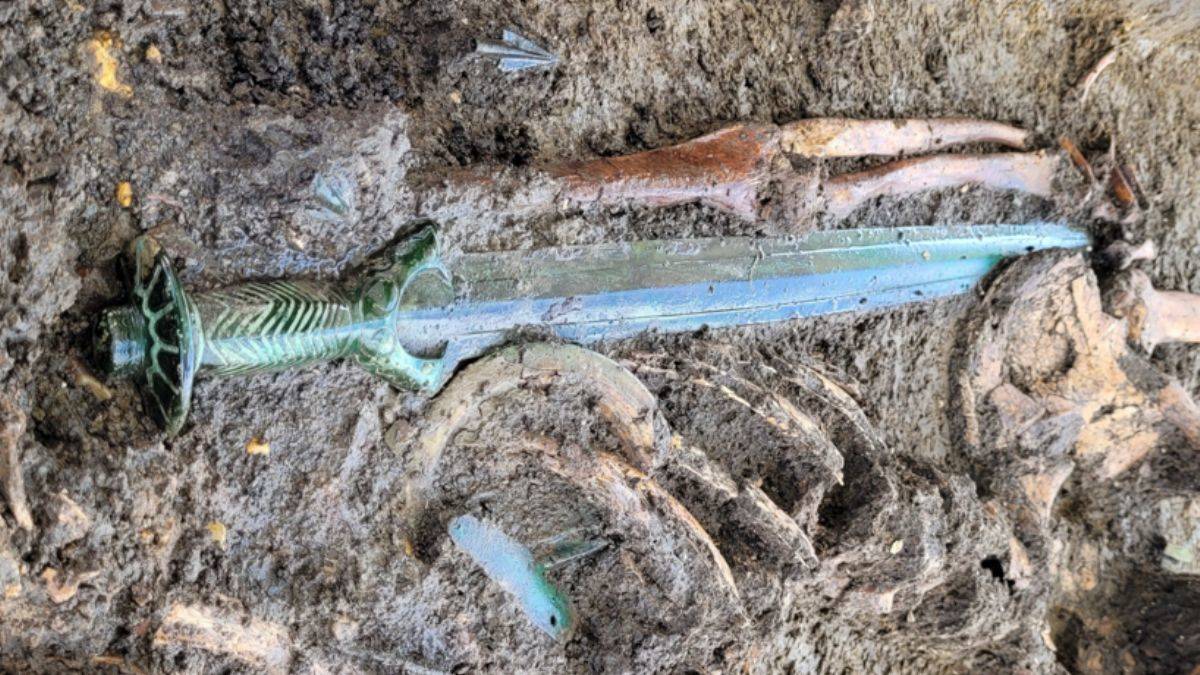 3 bin yıllık bronz kılıç bulundu