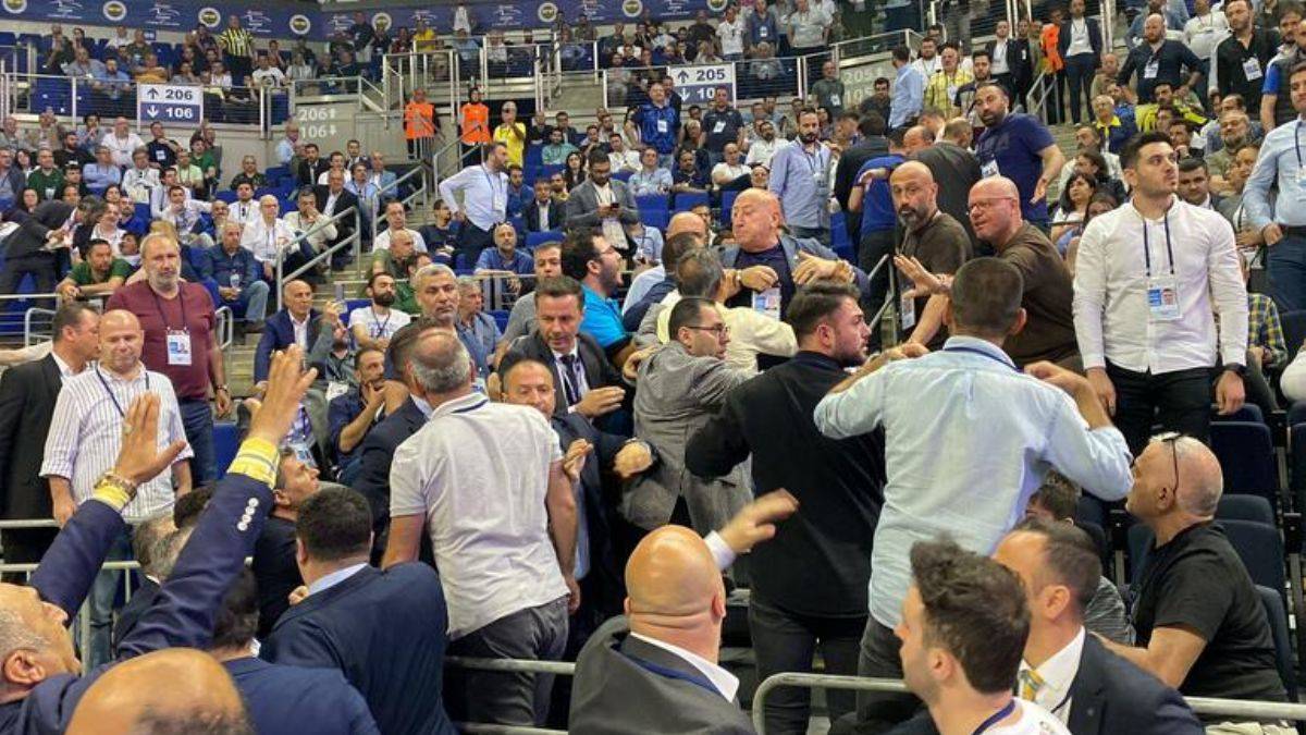 Fenerbahçe toplantısı: Ali Koç'tan savunma, salonda gerginlik