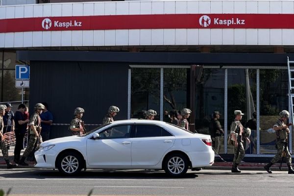 Kazakistan'da rehin alınan banka çalışanları kurtarıldı