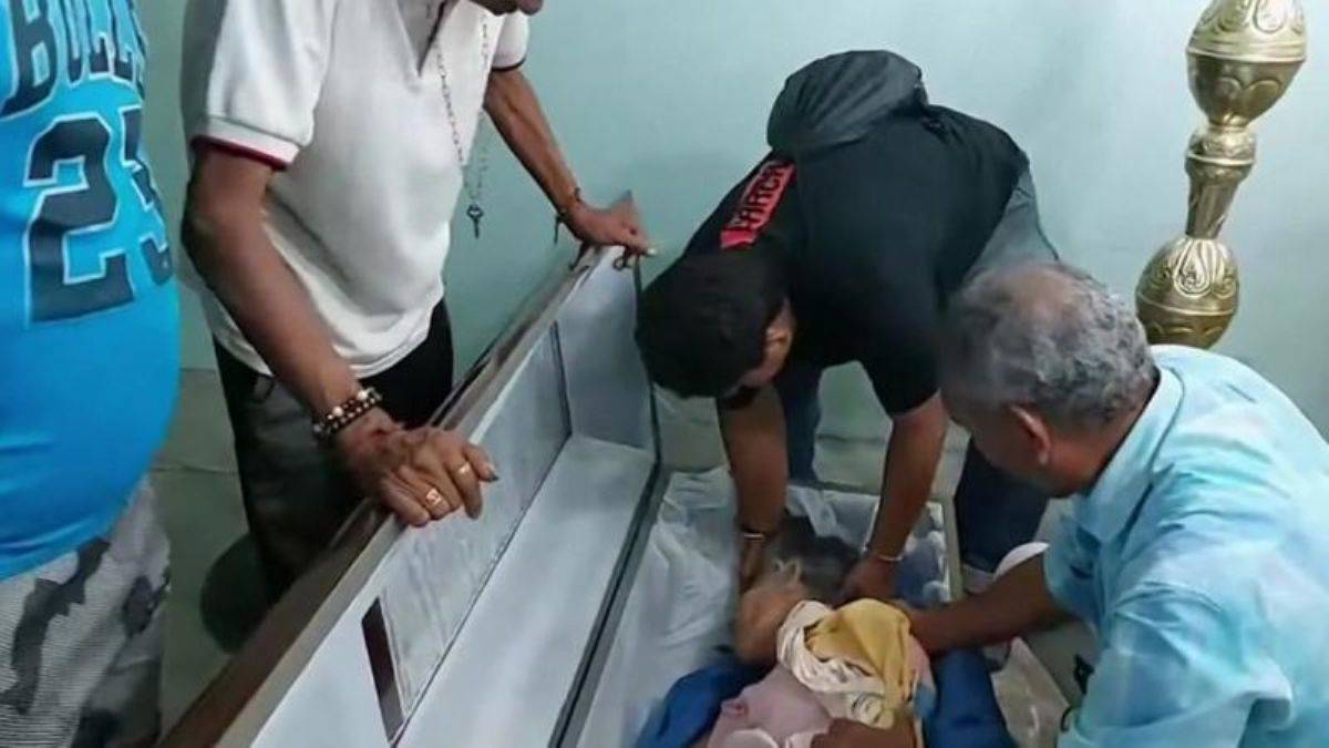 Tabutta canlı bulunmuştu, günler sonra öldü