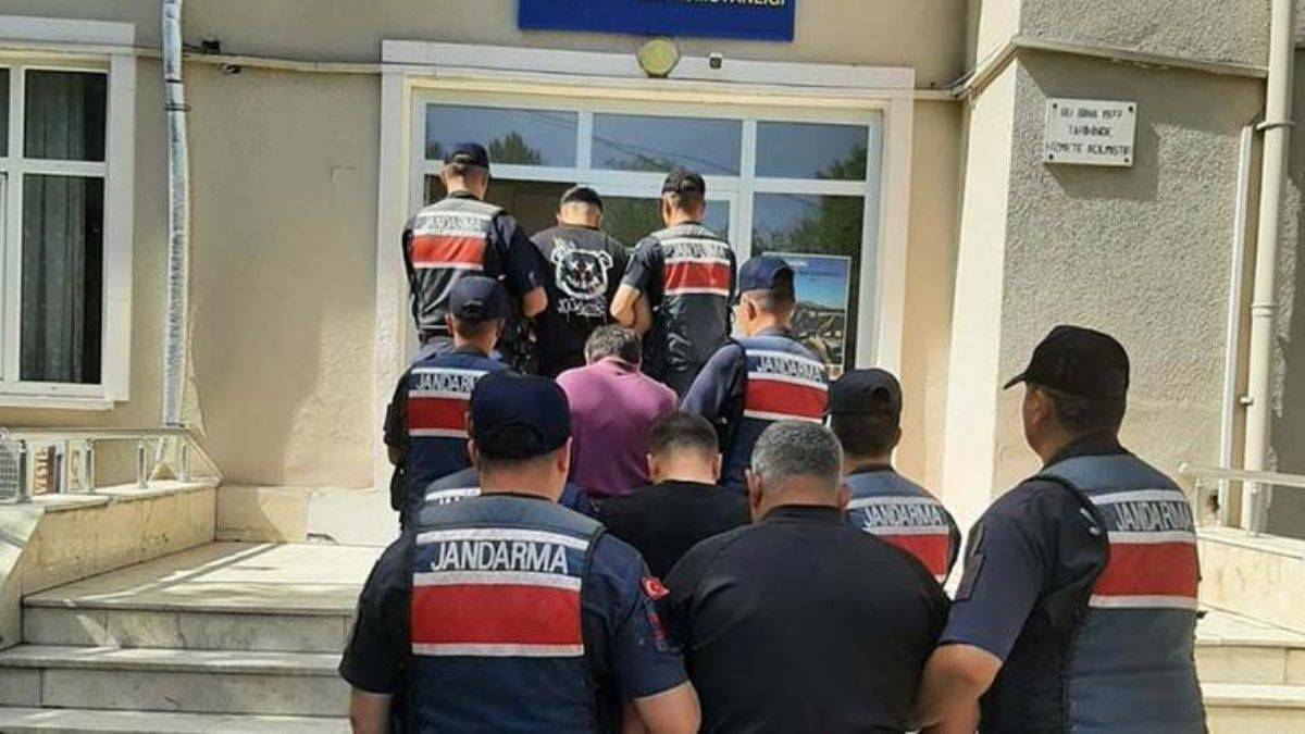 8 ilde cezaevlerine operasyon: 22 gözaltı