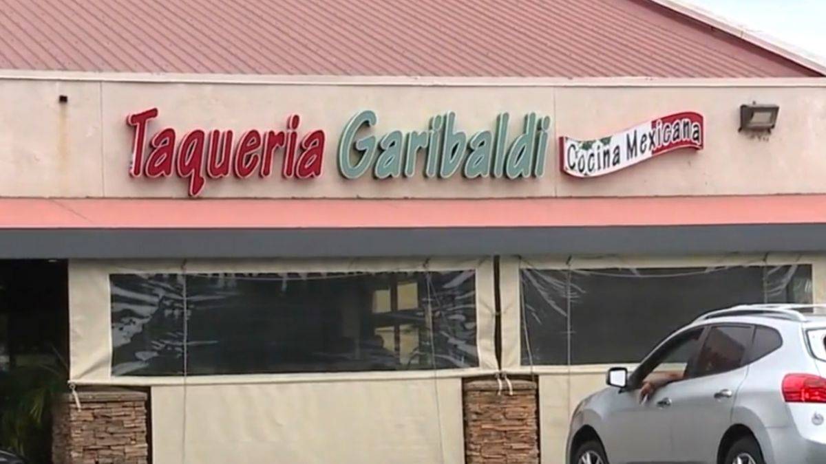 Restoran çalışanlarını sahte papaz ile sorguladı