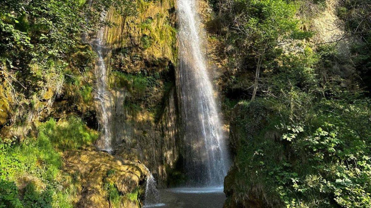 24 metrelik Ocaklı Şelalesi ziyaretçilerini serinletiyor