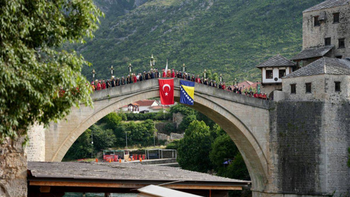Bosna'ya giden MSB'nin Mehter Takımı Mostar Köprüsü'nde