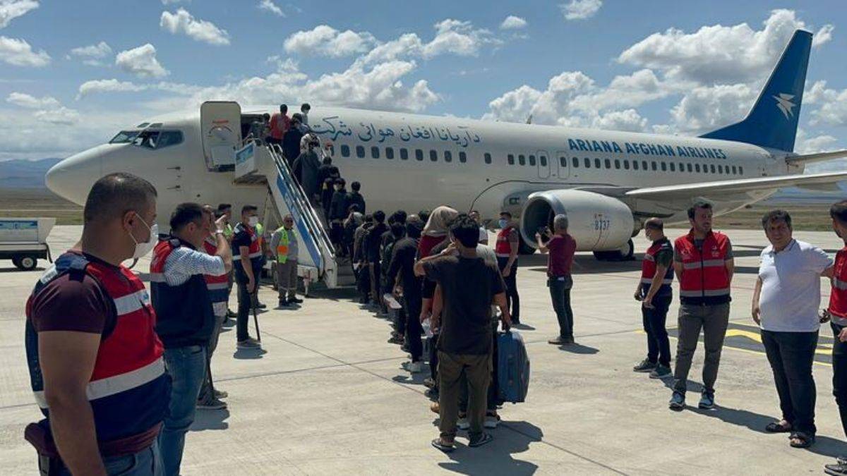 Afganistan uyruklu 296 kaçak göçmen ülkelerine gönderildi