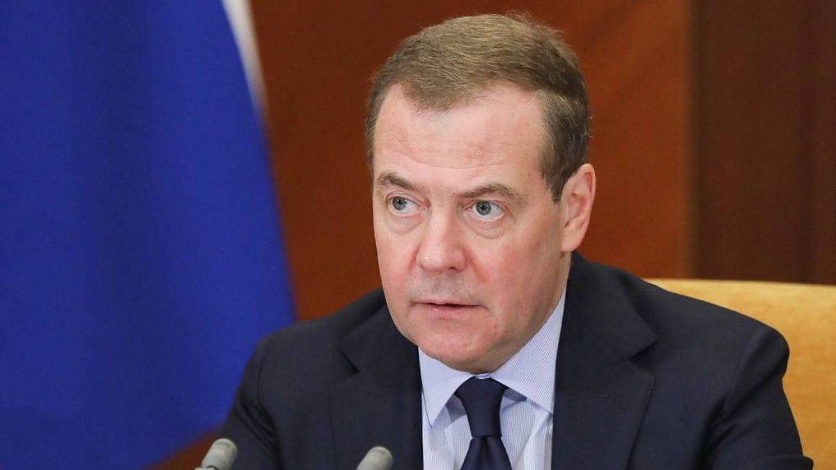 Medvedev: Tüm Ruslar Putin'in etrafında toplanmalı