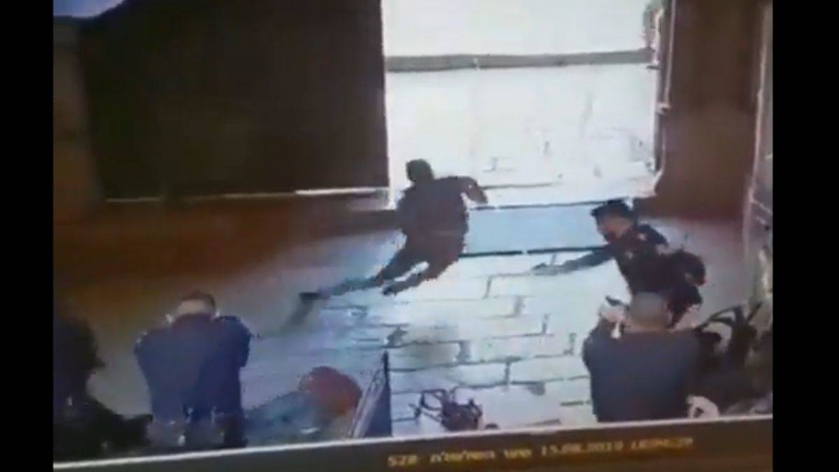 İsrail polisi bıçakla saldıran iki Filistinli çocuğu şehit etti