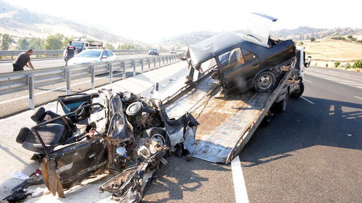 Bariyere çarpan araç ikiye bölündü