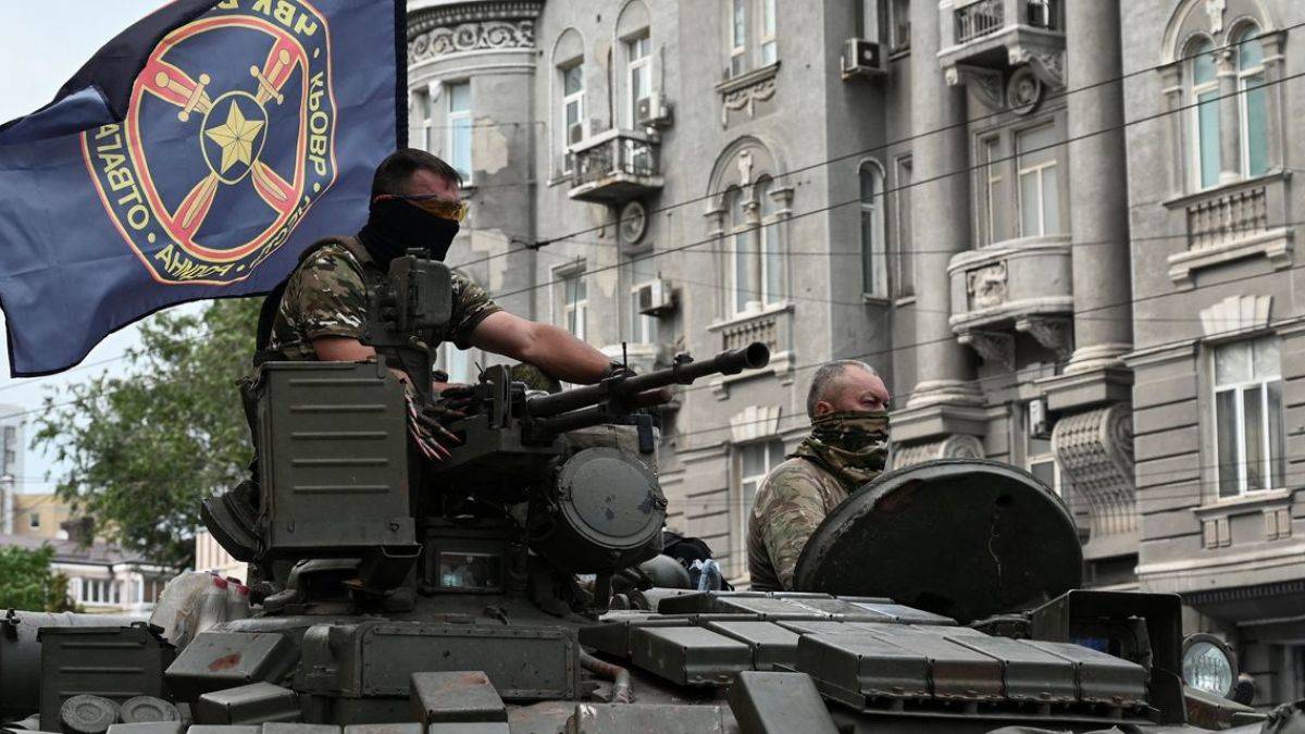 Wagner, ağır silahları Rus ordusuna teslim ediyor