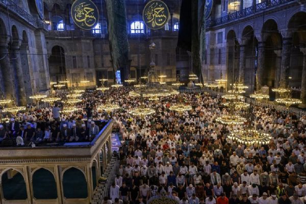 Ayasofya doldu taştı! Binlerce kişi bayram namazı için akın akın camilere gitti