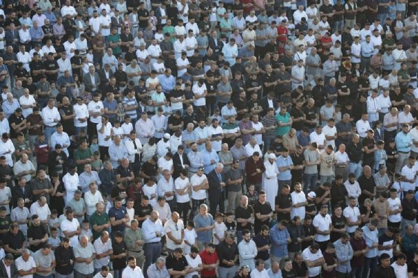 Mescid-i Aksa'da 100 bin kişiyle bayram namazı kılındı