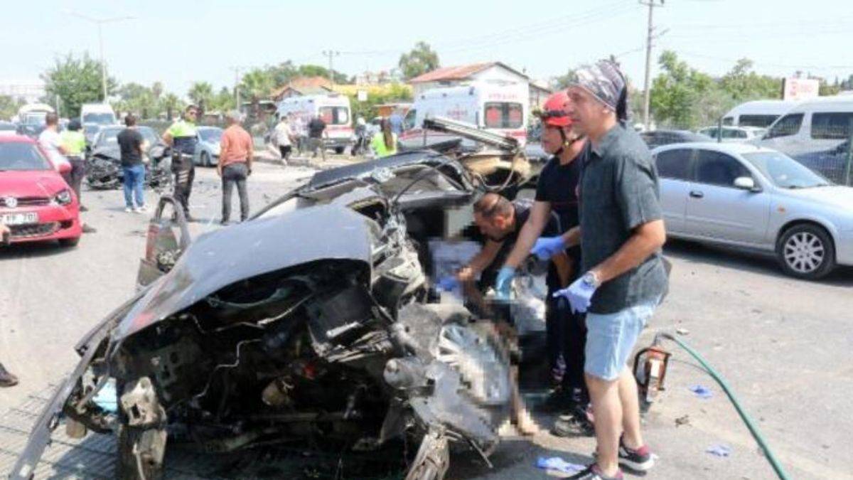 Çarpmanın etkisiyle motoru fırladı: 2 ölü, 3 yaralı