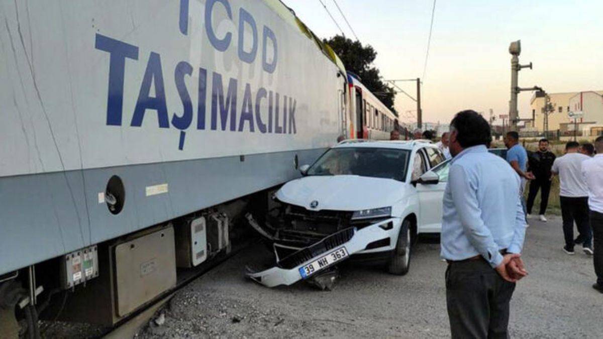 Hemzemin geçitte trene çarptı