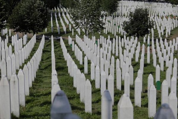 Srebrenitsa'da öldürülen yüzlerce kurbanın cesedine hala ulaşılamadı