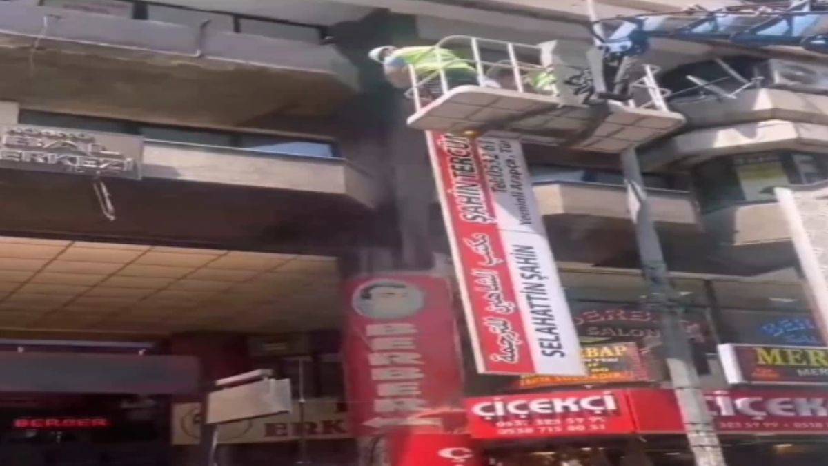 İzmir Büyükşehir Belediyesi, şehirdeki Arapça tabelaları kaldırmaya başladı