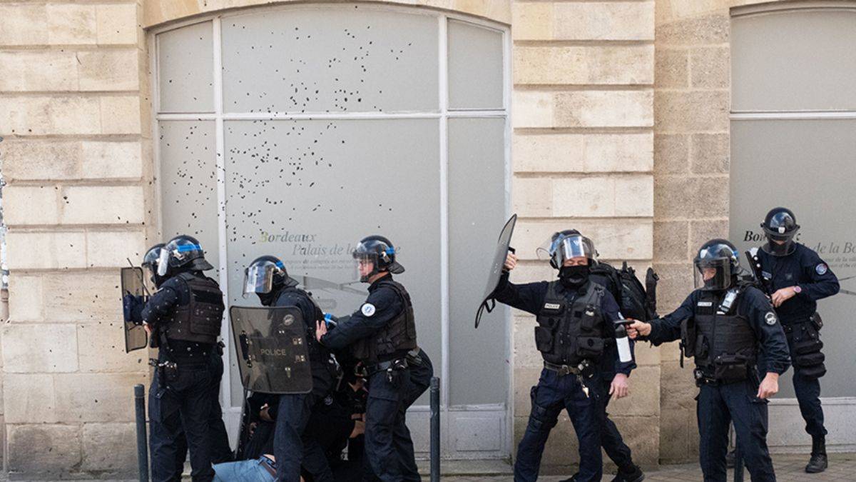Fransa'da bir protestocu polis tarafından öldürüldü
