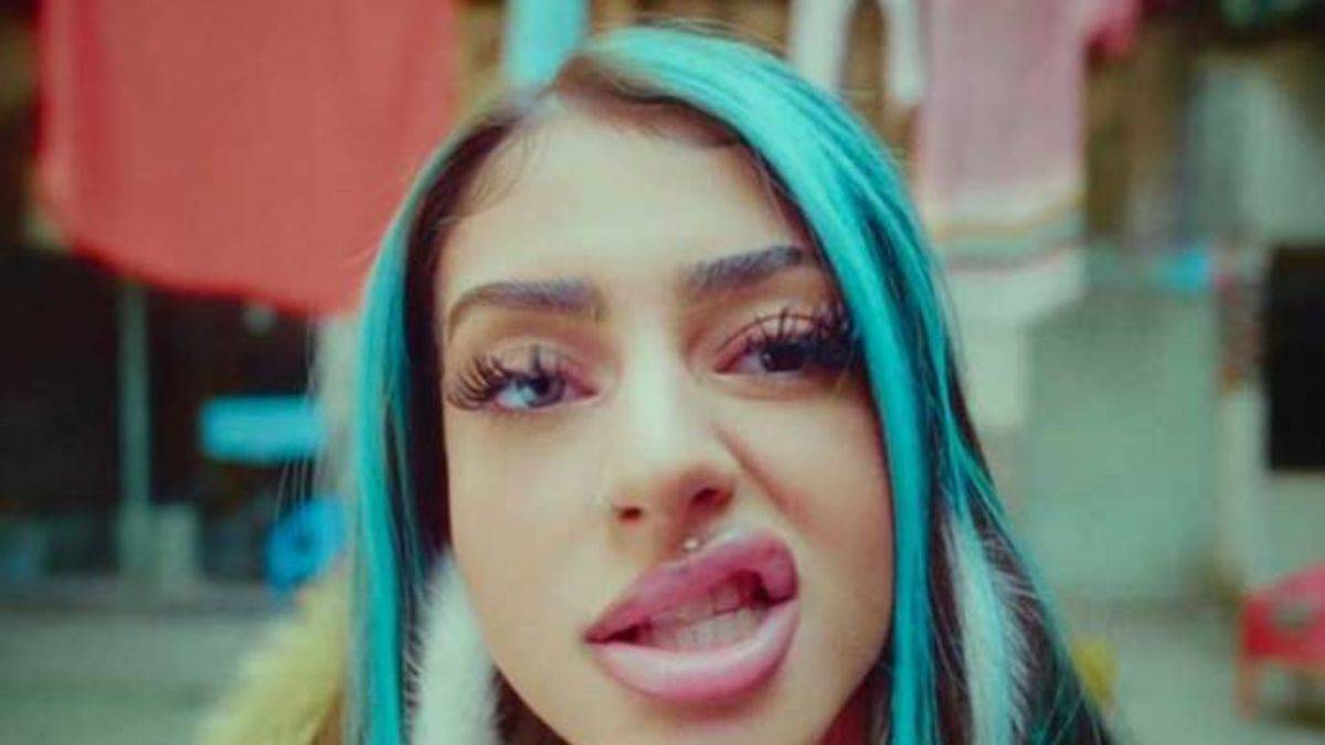 Şarkıcı Asya Alizade yine gözaltına alındı