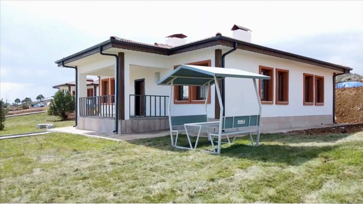 Özhaseki'den deprem bölgesi köy evleri açıklaması