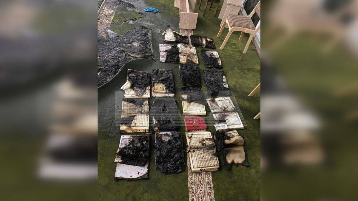 Rusya'da camiye giren adam çok sayıda Kur'an yaktı