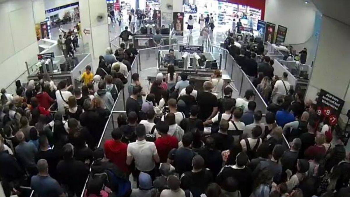 Sınıra telefon akını! 15 km kuyruk oluştu