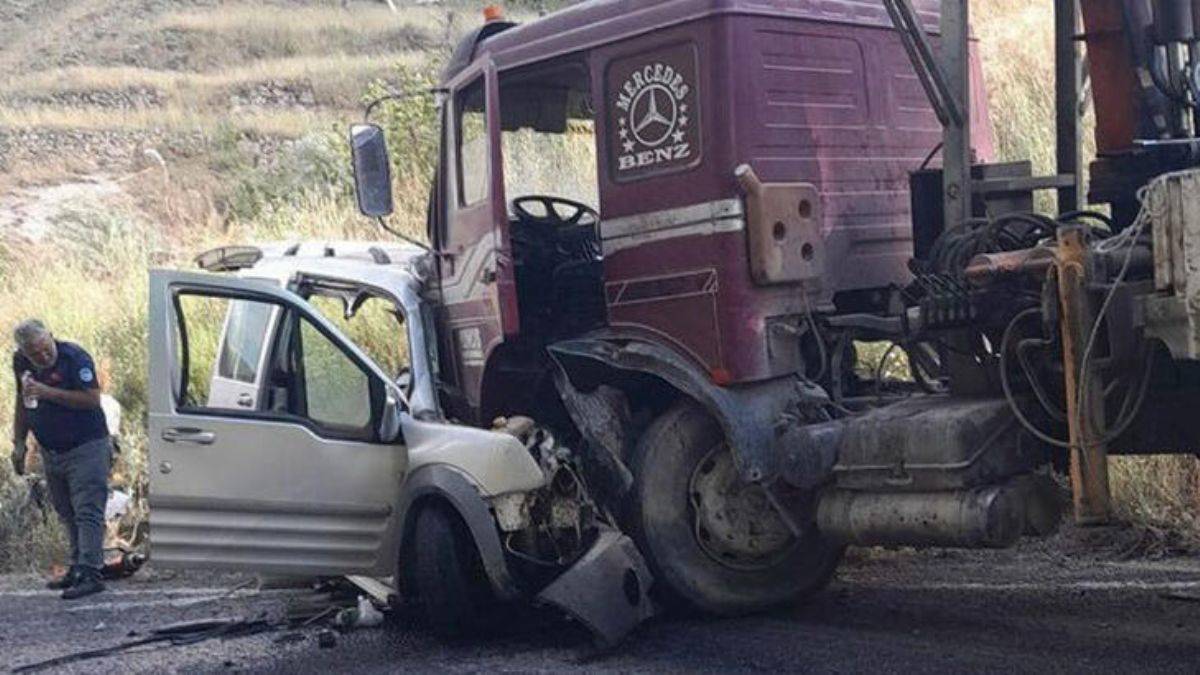 Kamyonla kafa kafaya kaza: 1 ölü, 1 yaralı