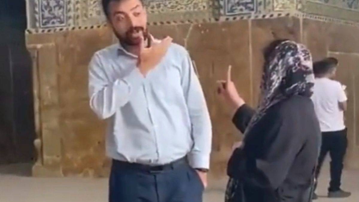 İranlı kadın şarkı söyleme yasağını camide protesto etti